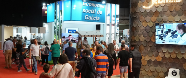 Imagen de la feria Abanca con muchedumbre paseando