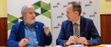 Responsables da FECOAM e de PwC en Murcia asinan un acordo de colaboración para a dixitalización de empresas agrícolas.