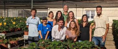 Grupo de investigación posando en el IFAPA
