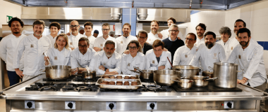 L'alcalde de Madrid, José Luis Martínez-Almeida, amb el president de PROVACUNO, Jaime Yartu, el director de PROVACUNO, Javier López, i els xefs, a la cuina de la Fundació José María de Llanos.